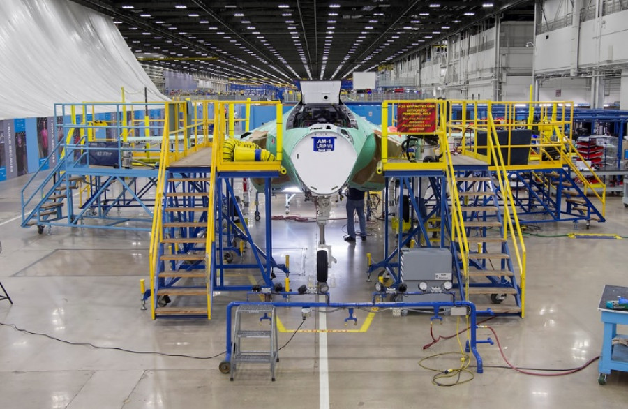 Avión de combate F-35 en la planta de montaje. Foto: Lockheed Martin