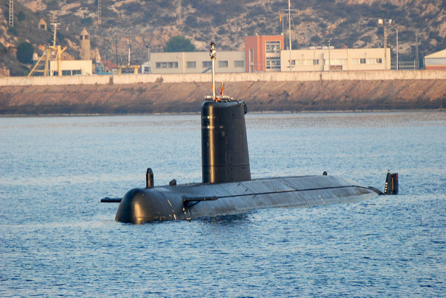 Submarino Galerna S-71 durante maniobra de salida con el periscopio de observación. Foto: Armada