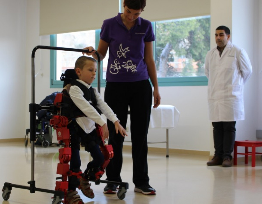 El paciente con AME en terapia con el exoesqueleto en el Hospital Sant Joan de Déu. Foto: T.M.T.