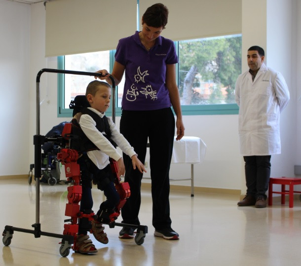 El paciente con AME en terapia con el exoesqueleto en el Hospital Sant Joan de Déu. Foto: T.M.T.