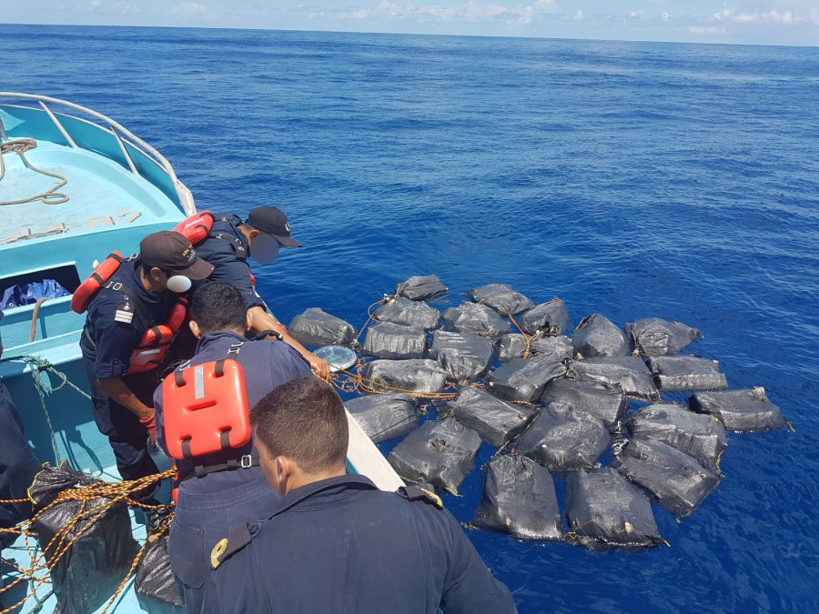 Marinos mexicanos aseguran los estupefacientes. Foto SEMAR.