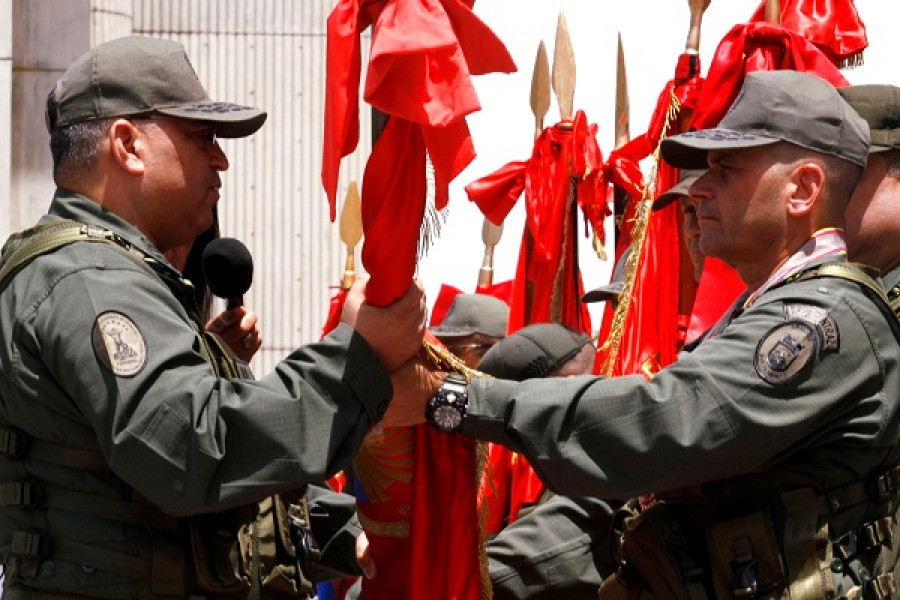 El almirante Eladio Jiménez Rattia izquierda recibe el estandarte de la Redi Marítima Insular. Foto: Agencia Venezolana de Noticias.