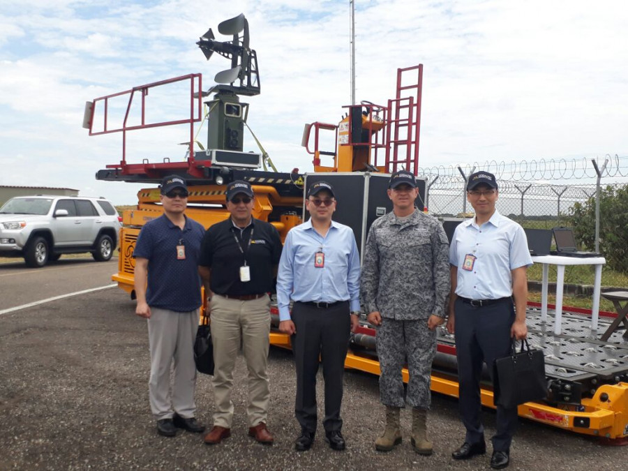 La delegación de Lig, delante del radar Sinder LR. Foto: Codaltec