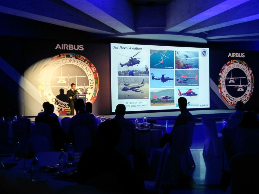 Capitán de corbeta Gonzalo Cortés expone la experiencia de Chile como usuario del P-295 Persuader. Foto: Armada de Chile