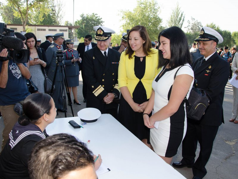 La subsecretaria Paulina Vodanovic durante la presentación del servicio militar femenino.