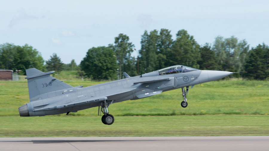O protótipo 39-8 decola de Linköping, na Suécia. Foto: SAAB