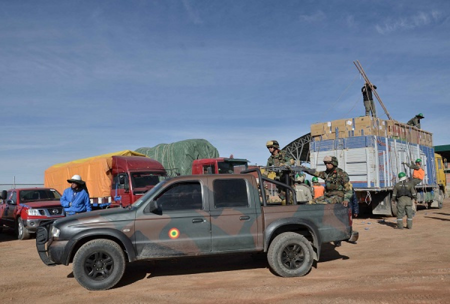 Efectivos del Ejército boliviano requisando vehículos de carga en la frontera con Chile. Foto: Agencia Boliviana de Información.