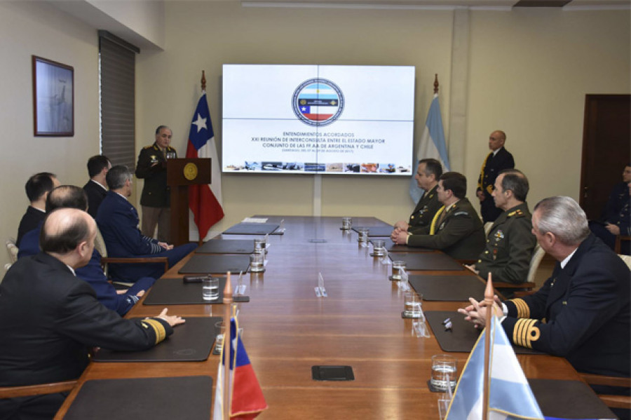 Integrantes del encuentro chileno-argentino en plena reunión. Foto: EMCO de Chile.