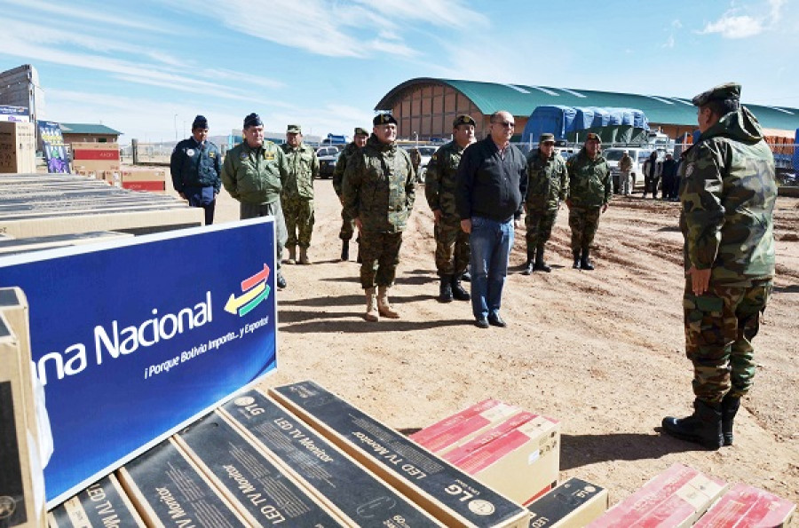 El ministro Ferreira inspeccionando una operación anticontrabando en la frontera con Chile. Foto: Agencia Boliviana de Información.