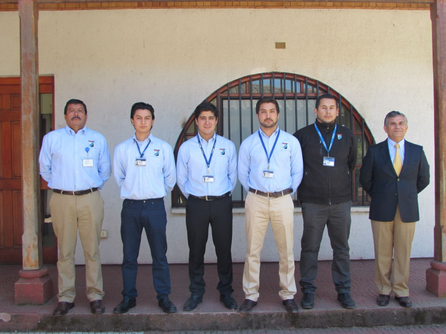 El general Carlos Villalobos y equipo de ingenieros a cargo del proyecto. Foto: Andrea Planas