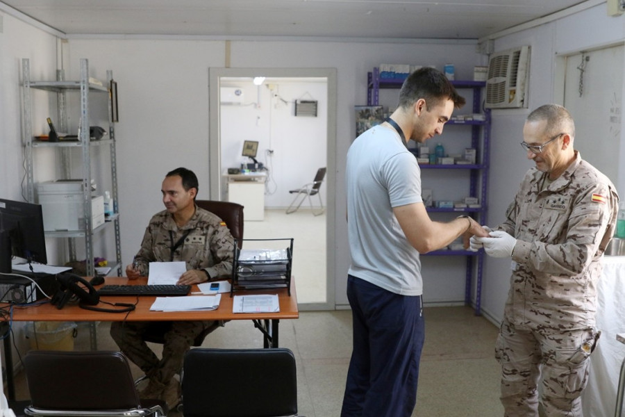 Militares españoles atienden a un paciente en las nuevas instalaciones. Foto: Emad