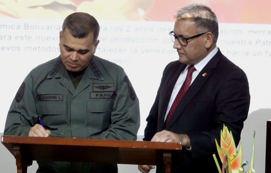 Los ministros de Defensa e Industrias Básicas suscriben un acuerdo de cooperación. Foto: Ministerio del Poder Popular para la Defensa.