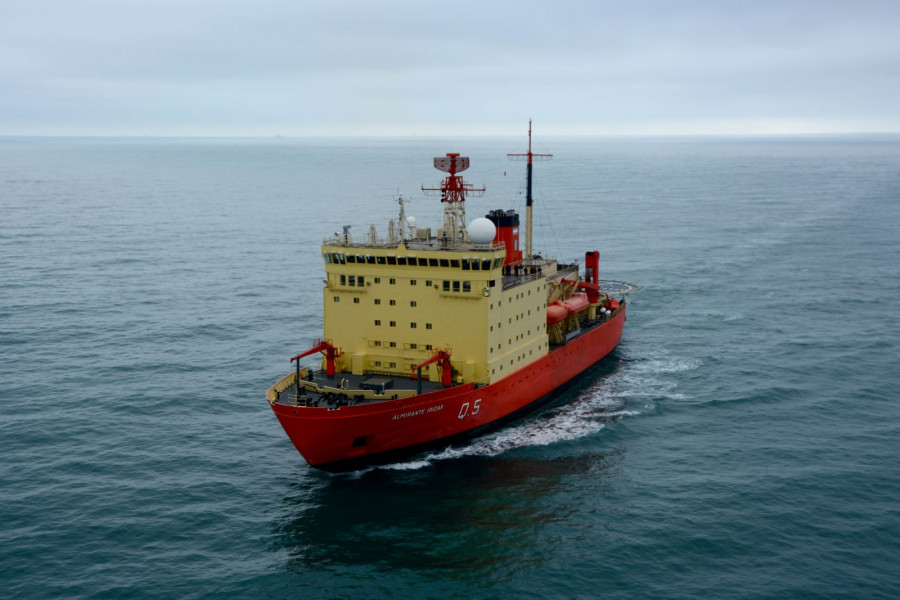 El rompehielos en alta mar. Foto: Armada Argentina