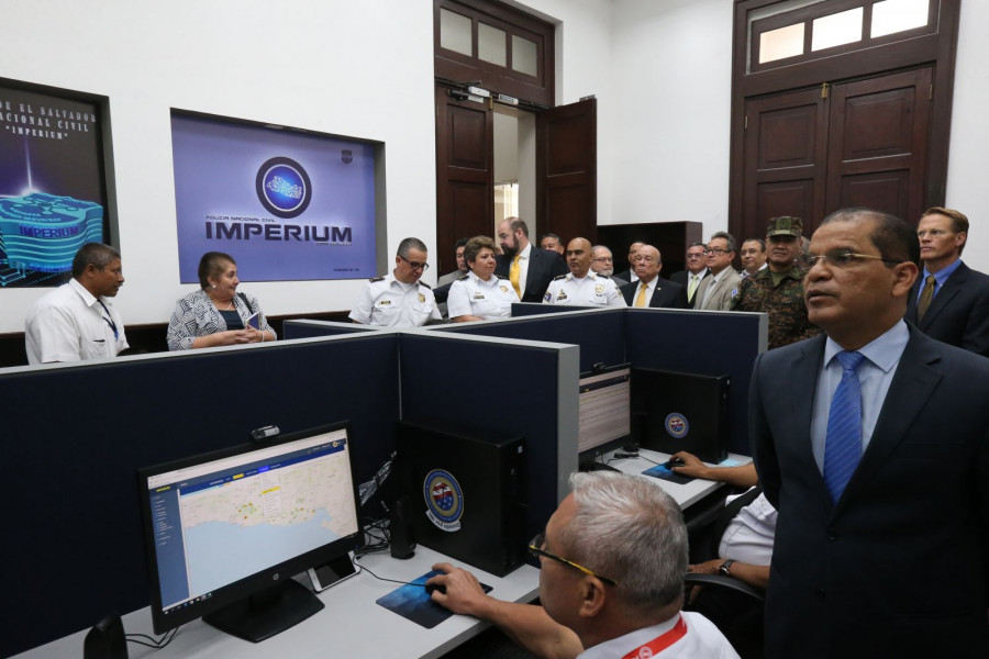 El vicepresidente de El Salvador, Oscar Ortiz, hizo un recorrido por las nuevas instalaciones del COP. Foto: Policía de El Salvador.