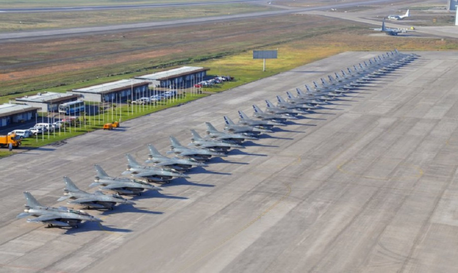 F-16 CD Block 50 y F-16 AMBM Block 20 en la losa de la base aérea de Pudahuel. Foto: FACh