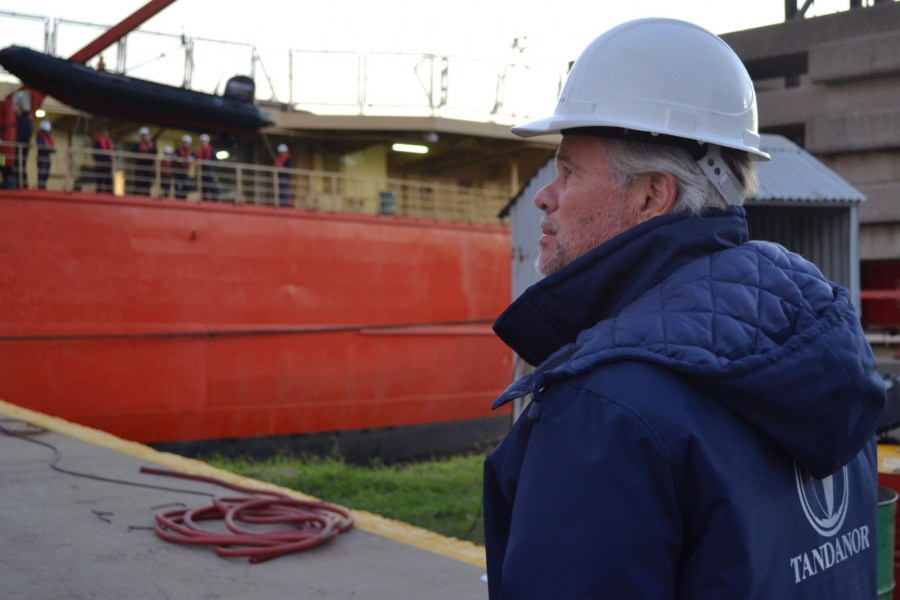 El presidente de CINAR, Jorge Arosa, frente al rompehielos Almirante Irízar Foto: Irene Valiente