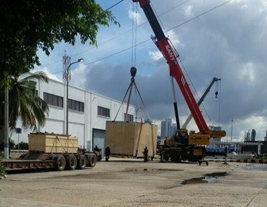 Cañón al momento de su descarga en la Base Naval en Cartagena de Indias. Foto: Erich Saumeth C.Infodefensa.com.