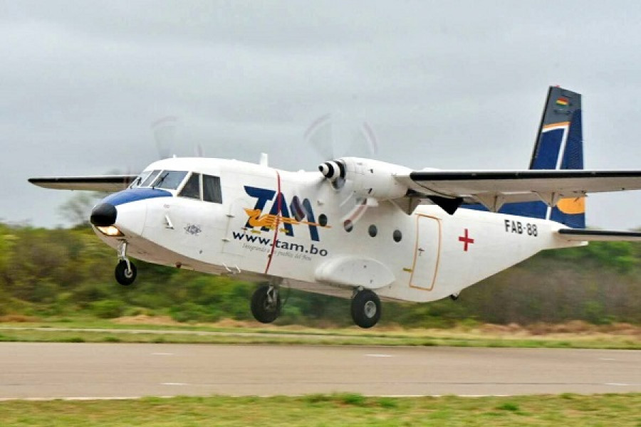 Avión C212 de la Fuerza Aérea Boliviana con los colores del Transporte Aéreo Militar TAM. Foto: Agencia Boliviana de Información.