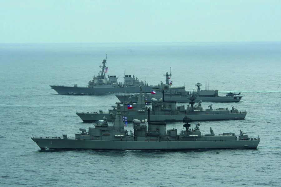 Destructor USS Mitscher y fragatas chilenas Blanco, Latorre y Prat en el TWS 2007. Foto: Armada de Chile