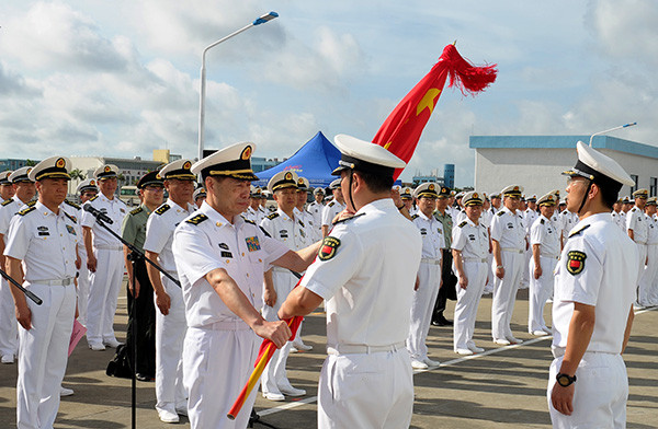 Entrega de una bandera a la guarnición de la Base de Apoyo Logístico de China. Foto: Ejército de Liberación del PuebloChina Daily