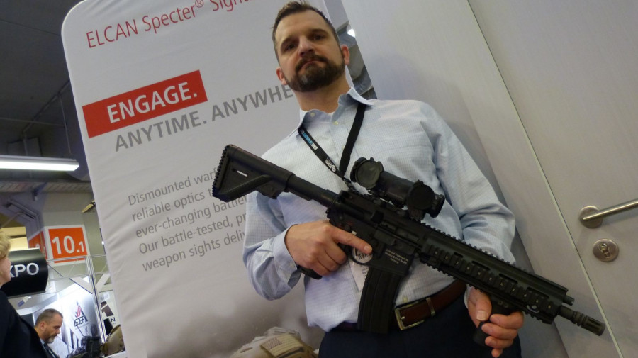 El Jefe de Producto de miras para rifles de Elcan, Dan Pettry, con un arma con mira Spectre. Foto: Ginés Soriano Forte  Infodefensa.com
