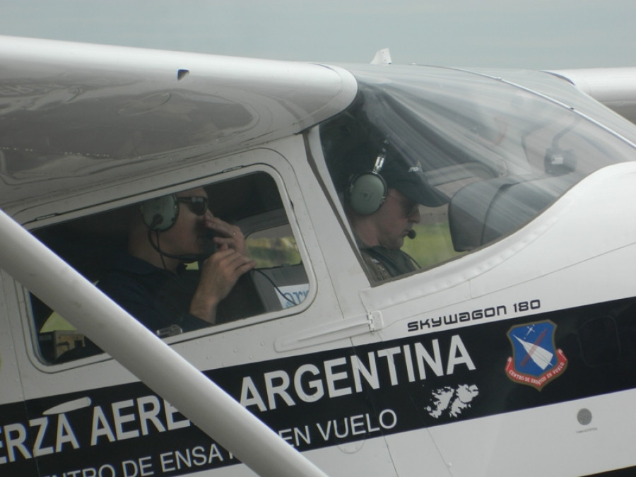 La cabina de la Cessna 180 F. Foto: Fuerza Aérea Argentina.