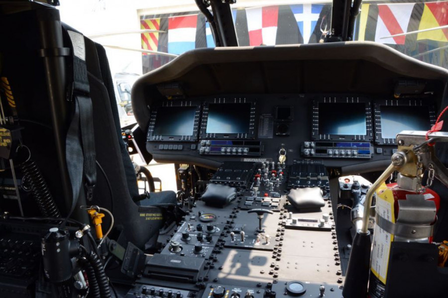 Cabina de vuelo de un helicoptero UH-60M con los equipos totalmente digitales. Foto: Semar