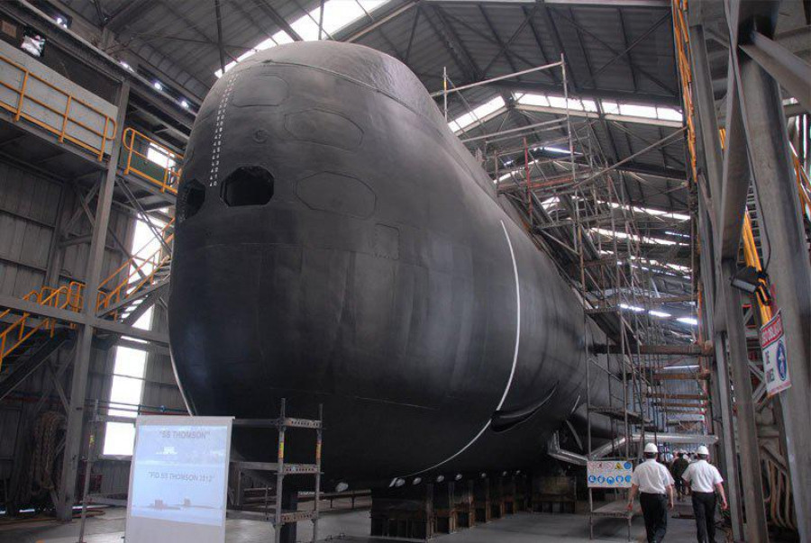 Submarino SS-20 al interior de dique flotante techado durante el período de mantenimiento efectuado en 2012. Foto: Asmar