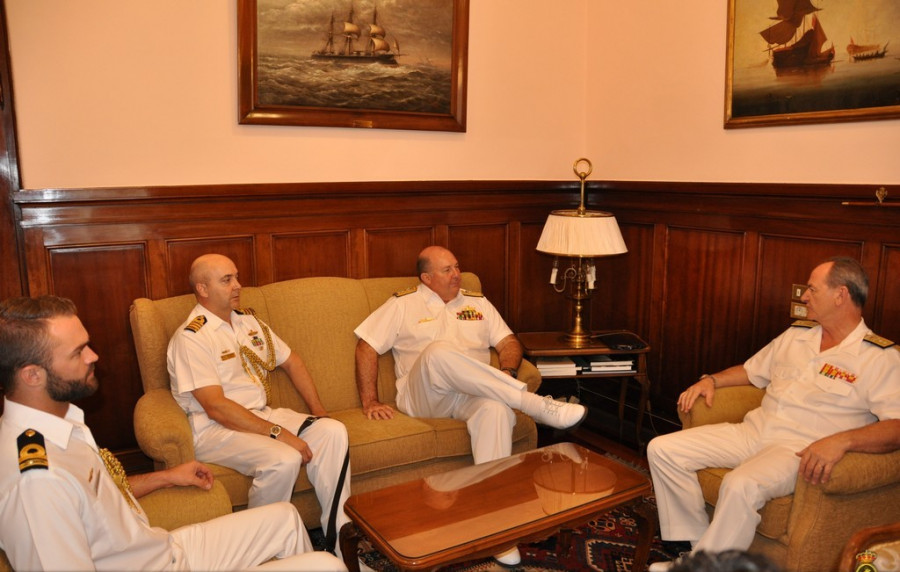Encuentro entre el almirante Mayer y el vicealmirante Francisco Javier Romero. Foto: Armada