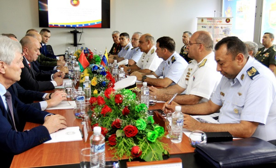 Mesa de trabajo para la cooperación militar bielorrusa-venezolana instalada en Caracas. Foto: Agencia Venezolana de Noticias.