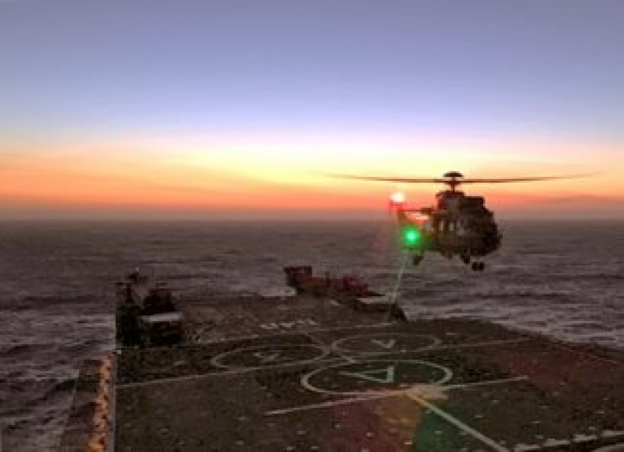 Helicóptero UH-15 de la Aviación Naval se acerca a la convo al anochecer.Imagenes: Marinha do Brasil