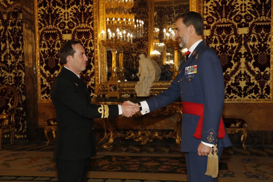El contralmirante Martorell Lacave saluda al Rey Felipe VI. Foto: Casa Real