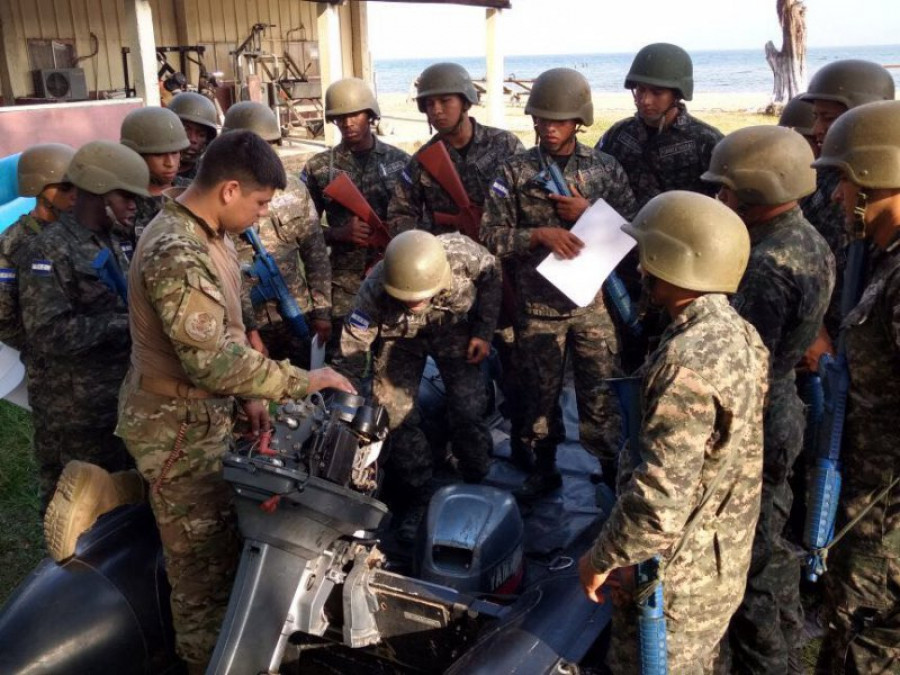 Instructores chilenos capacitan a Infantes de Marina de Honduras en empleo de botes de asalto. Foto: Armada de Chile