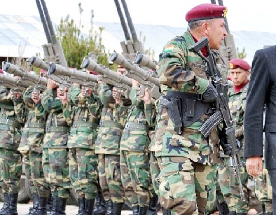 Soldados bolivianos portando lanzadores de misiles antiaéreos HN-5A. Foto: Agencia Boliviana de Información.