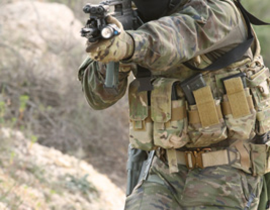 Un soldado del Ejército de Tierra equipado con múltiples bolsillos. Foto: Ángel ManriqueEjército de Tierra
