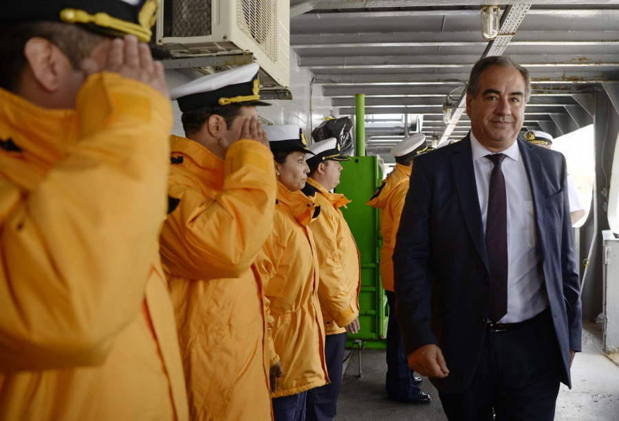 Personal de la Armada saluda al ministro de Defensa saliente, Julio Martínez. Foto: Ministerio de Defensa.