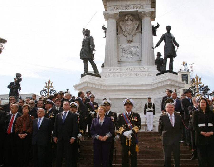 Michelle Bachelet, José Antonio Gómez y el almirante Enrique Larrañaga, durante el evento. Foto: Armada de Chile