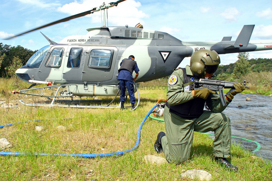 Bell 206 de la FAM en proceso de recarga del agente defoliante. Foto Infodefensa.