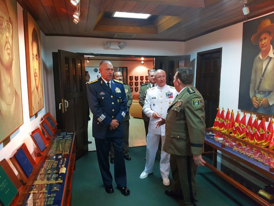 Los Secretarios de Marina y Defensa de México intercambian impresiones con sus contra partes nicaragüenses. Foto SEMARSEDENA