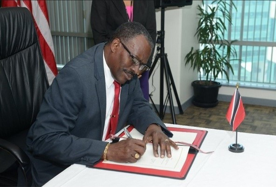 El ministro de Seguridad Nacional, Edmund Dillon, firma el memorando con EEUU. Foto: Ministry of National Security of Trinidad & Tobago.