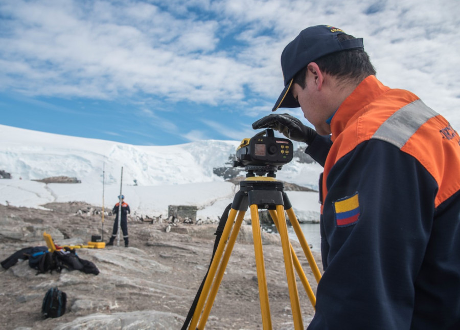 Técnicos colombianos en la Antártida.
