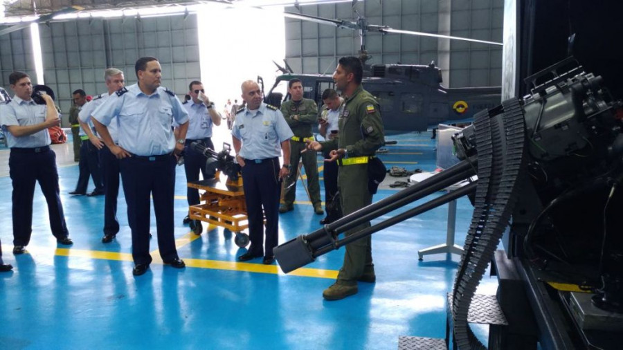 Los generales de la Fach en la exhibición estática de la fuerza aérea colombiana. Foto: FAC