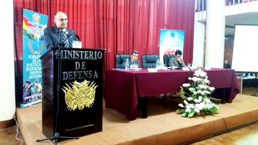 El ministro de Defensa, Reymi Ferreira, durante su rendición pública de cuentas. Foto: Ministerio de Defensa de Bolivia.