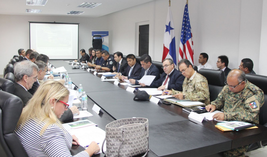 Funcionarios gubernamentales de EEUU y Panamá reunidos en la capital del país centroamericano. Foto: Ministerio de Seguridad de Panamá.