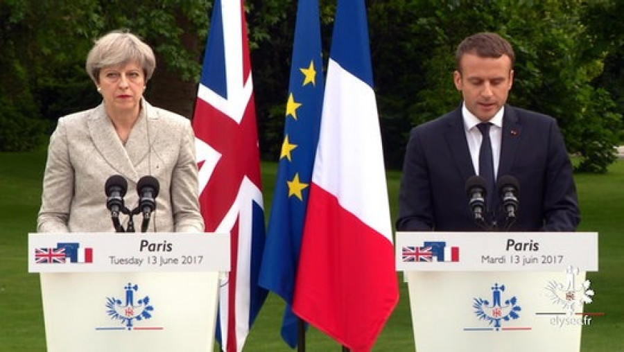 La primera ministra británica, Theresa May, en un encuentro con el presidente francés, Emmanuel Macron. Foto: Presidencia de Francia