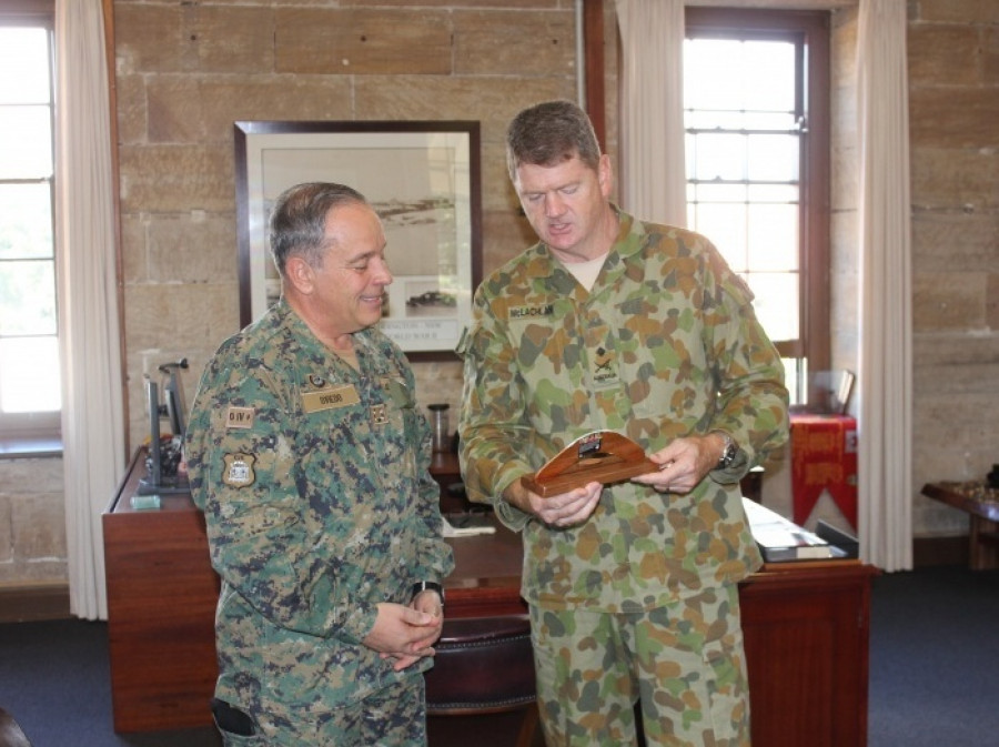 Reunión del general Humberto Oviedo con el mayor general Fergus MacLachlan