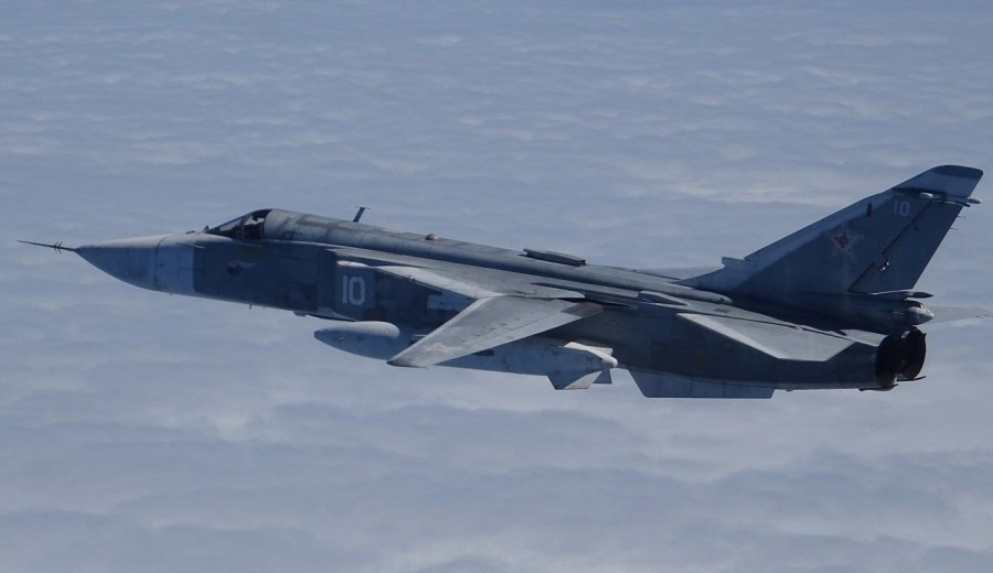 Caza de combate Su-24 de Rusia desde un F-18 español. Foto: Emad