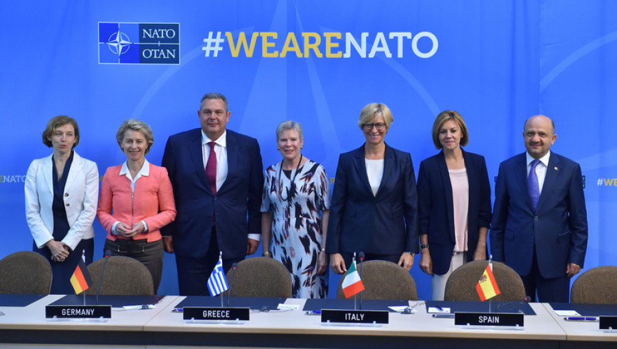 Firma del acuerdo entre los seís paises del programa. Foto: OTAN