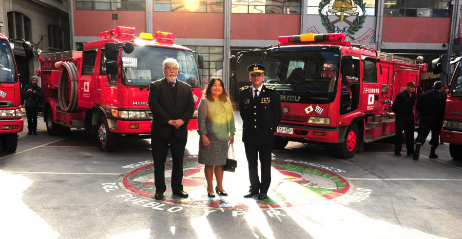 Ministro del Interior de Uruguay, embajadora de Japon en Uruguay y director Nacional de Bomberos. Foto: Presidencia de la República.