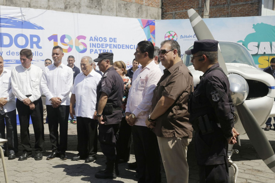 El presidente Salvador Sánchez Cerén durante la entrega del avión a la Policía. Foto: Presidencia de El Salvador.